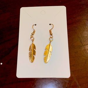 Metal golder feather earrings